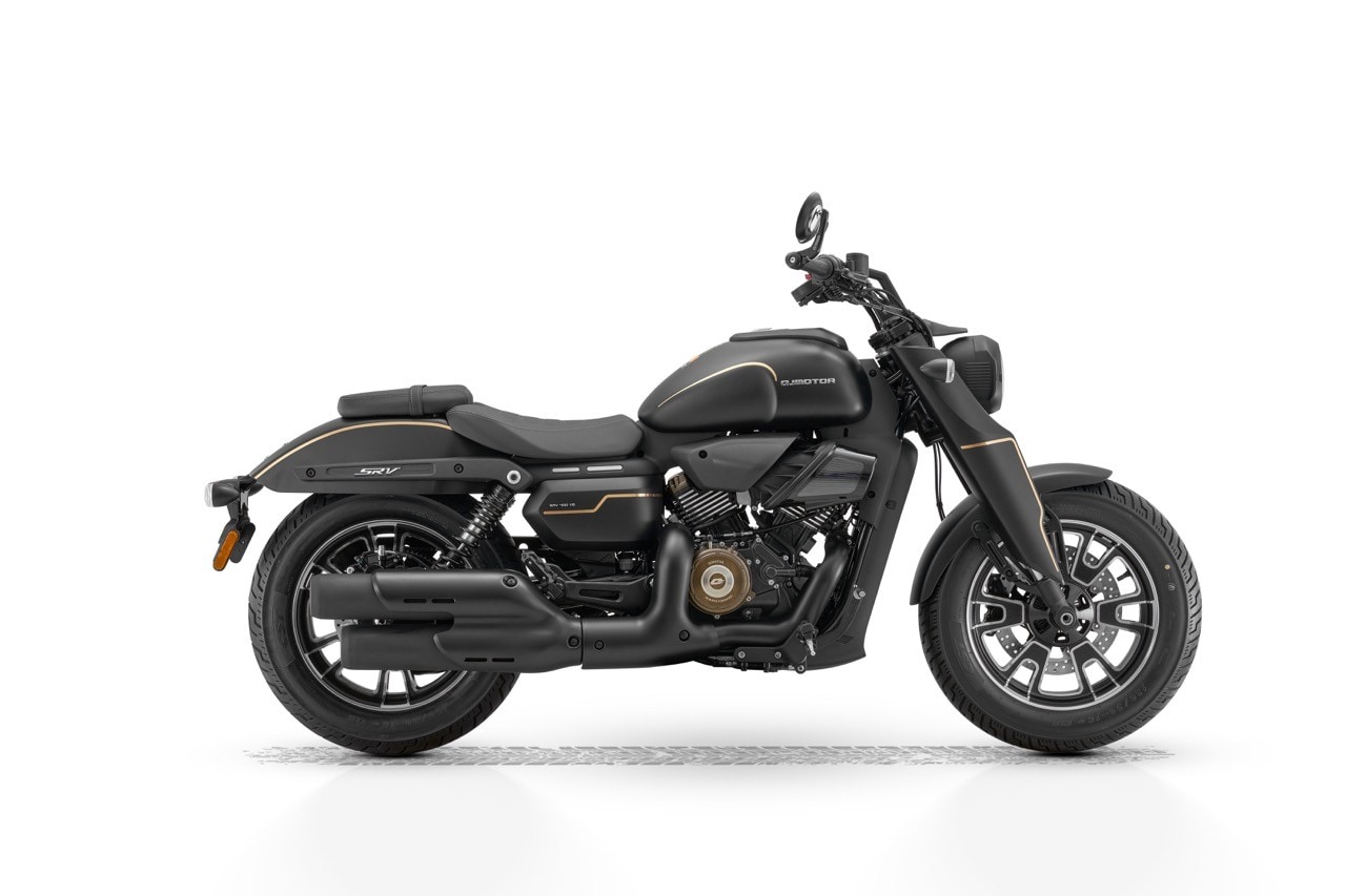 <div class='descrGalleryTitle'>SRV 400VS</div><div class='descrGalleryText'><p>L’ultima vera moto della rassegna è la <b>SRV 400VS, una custom bicilindrica a V</b> con motore da 385 cc e 35 cavalli di potenza a 8.000 giri; naturalmente si tratta di un moderno propulsore raffreddato a liquido, ma per calarlo meglio nella parte la sua pelle esterna ricorda le alette dei motori refrigerati ad aria. Il look vuole essere quello di una bobber, con <b>cerchi in lega da 16” e pneumatici voluminosi.</b> Bello il serbatoio a goccia così come tutte le superfici colorate di nero opaco. La ciclistica si basa su telaio in acciaio, forcella a steli rovesciati e doppio ammortizzatore posteriore. L’impianto frenante prevede un disco singolo anteriore da 300 mm di diametro con pinza assiale marchiata QJMotor e uno da 240 mm al posteriore, serviti naturalmente dall’obbligatorio ABS. Il corredo della SRV 400VS prevede luci a LED ma il posizionamento in quanto a prezzo di listino è impressionante: <b>sotto i 5.000 euro.</b></p>
</div>